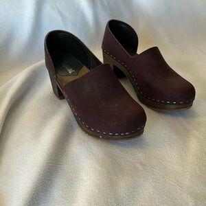 Sandgrens purple leather clogs